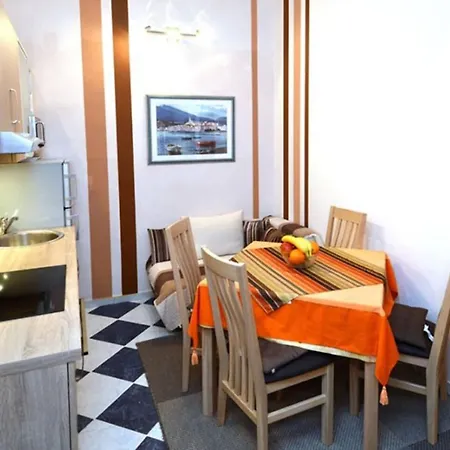 Апартаменты Mediteran With Garden Next To And Old Town