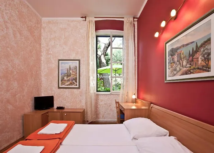 Mediteran With Garden Next To And Old Town *