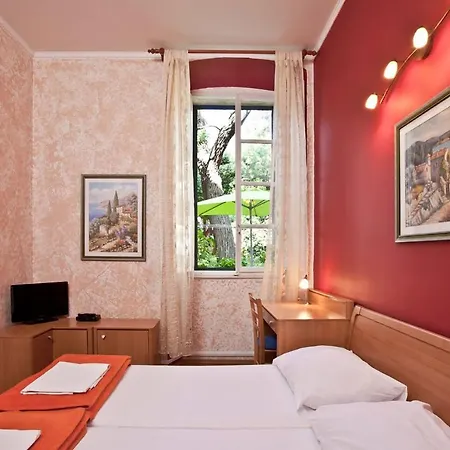 Mediteran With Garden Next To And Old Town *